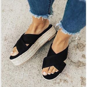 🌸 NWOT! BLACK SLIDES 🌸